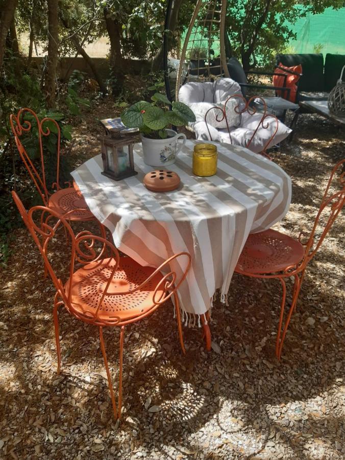 Le Calme De La Garrigue Bed & Breakfast Russan Dış mekan fotoğraf